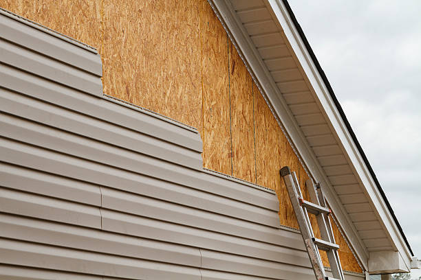 Professional Vinyl Siding technician working in Prospect, VA